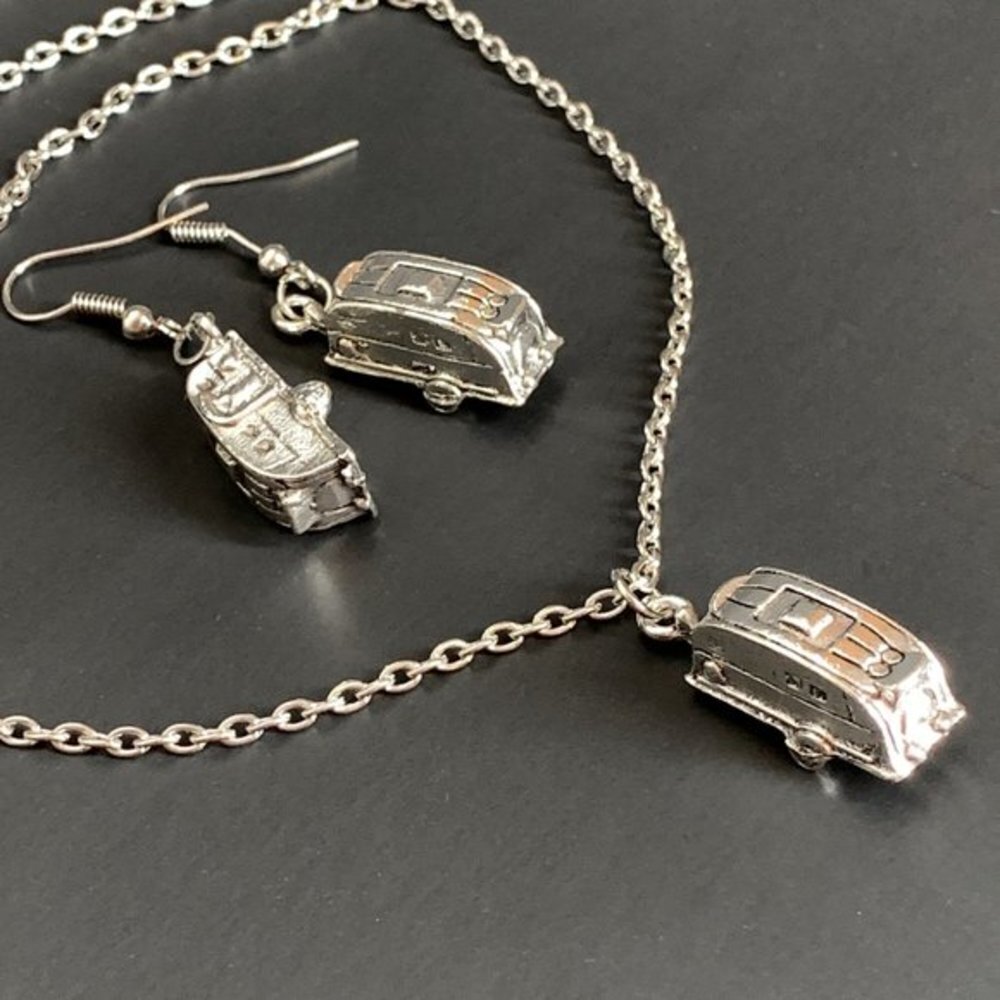 Vintage Happy Camper Necklace Silver Travel Trailer RV Charm 20 In Chain NEW - Picture 7 of 8